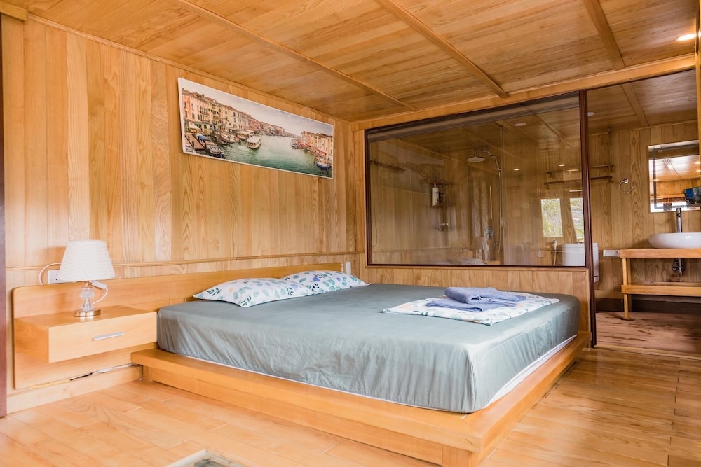 Lan Ha Floating Homestay