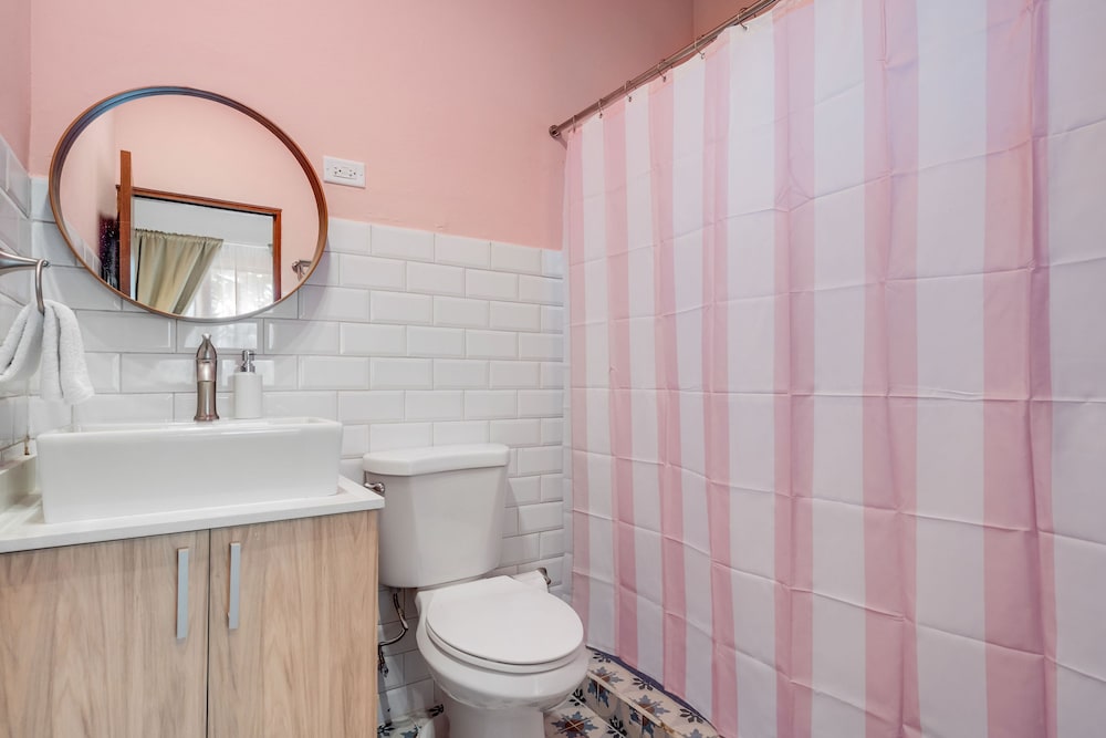 Chic Apartment Pool Parking in Central Condado