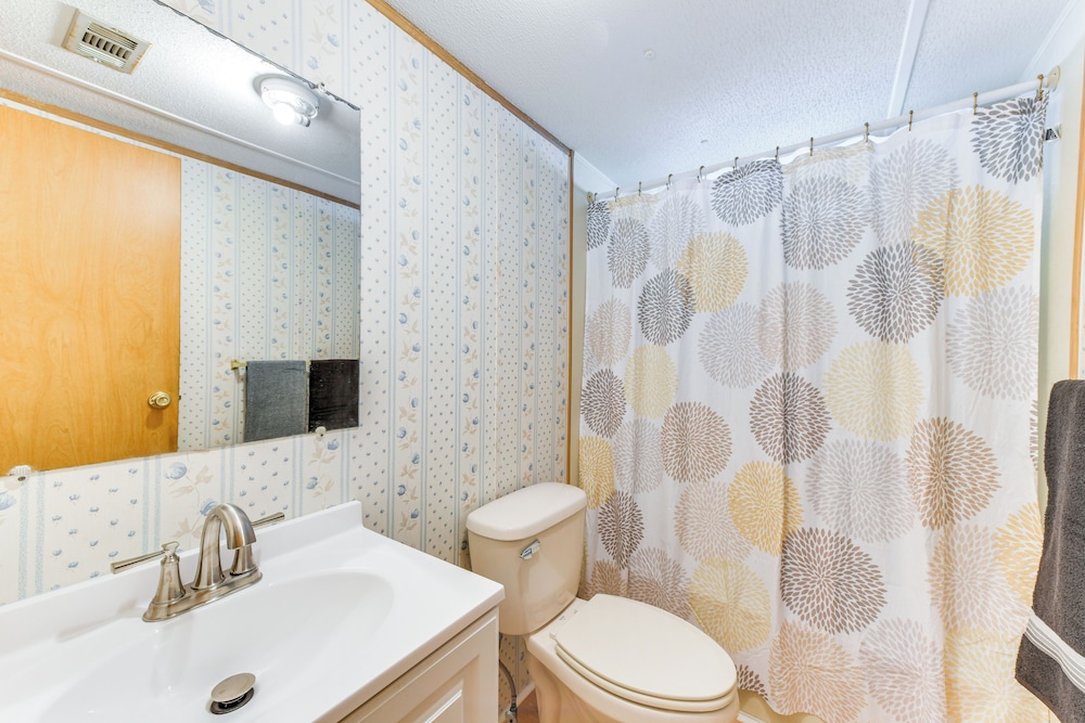 2 Mi to Ellenton Outlets: Home w/ Community Perks!