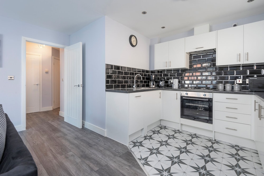 Stylish Elegant New Flat 5 Min from Crossrail