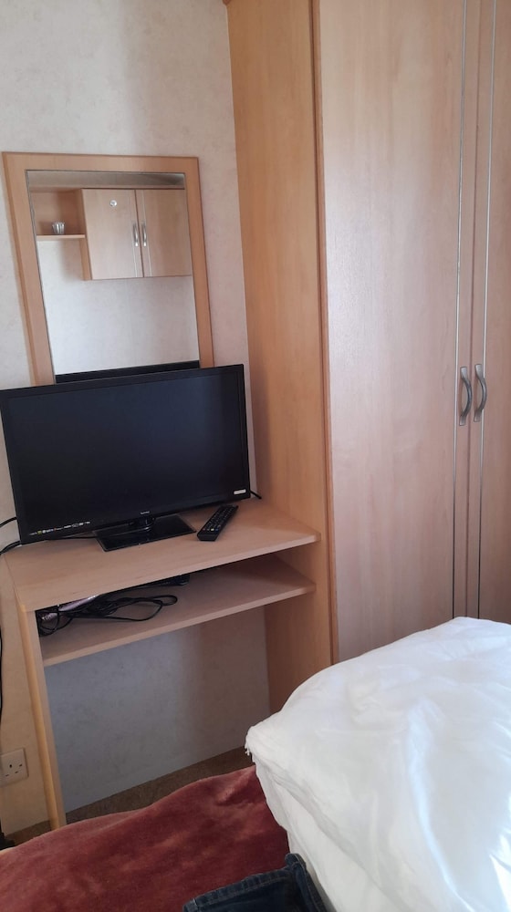 Captivating Three Bedroom Caravan tv in Each Room view 3