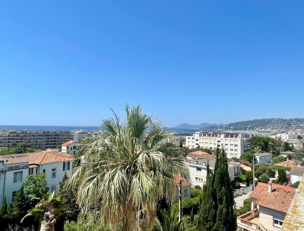 Apartment in Juan-les-pins Near Sandy Beaches