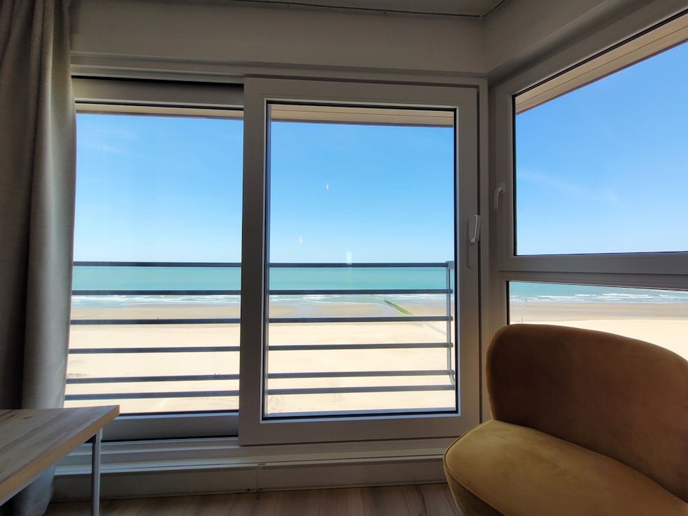 Sea View Apartment by Beach