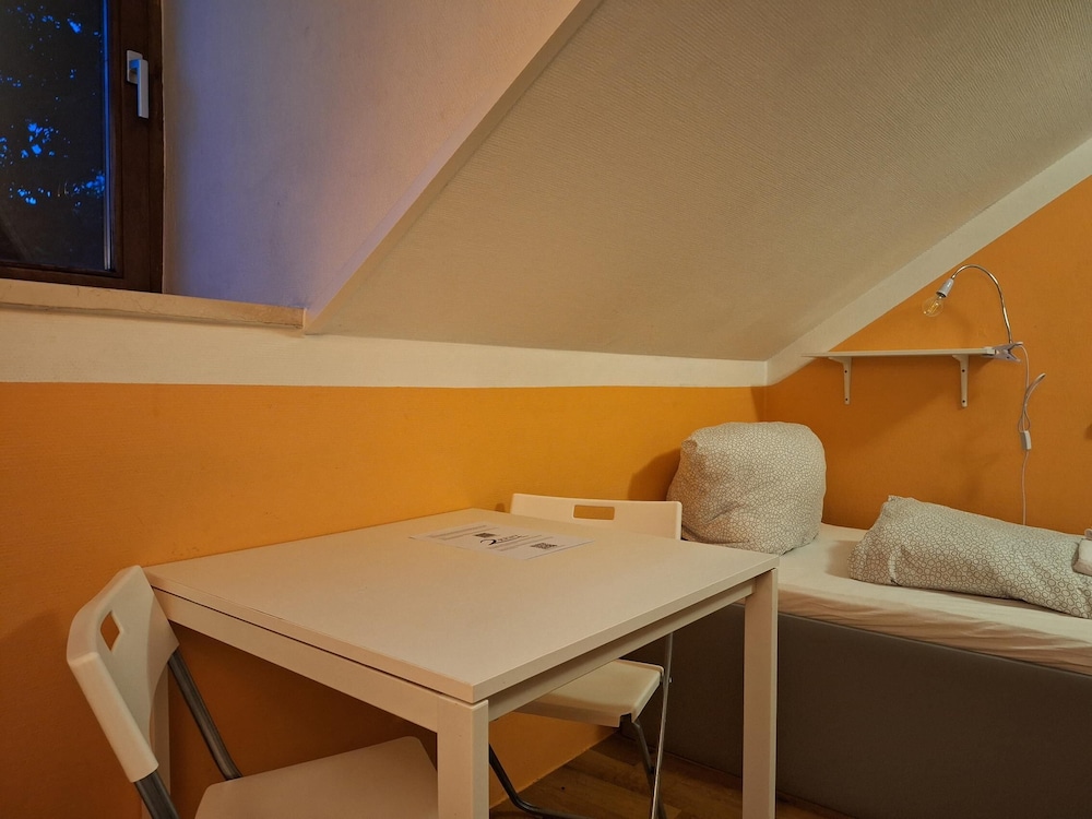 2-Rent Group Hostel Rooms AUB162