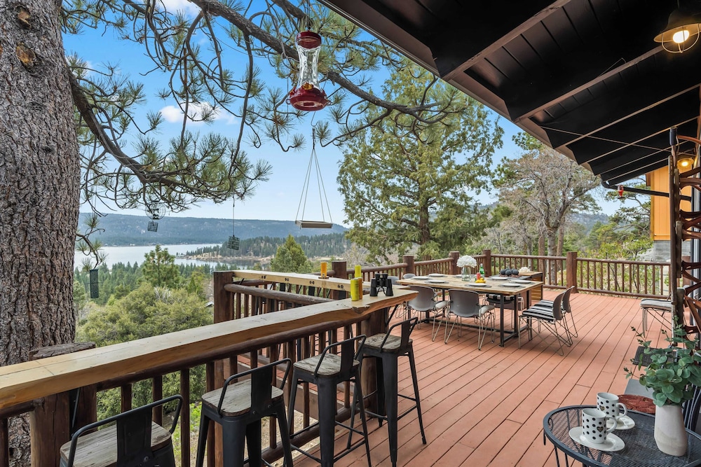 Scenic North Shore Stay w/ Games, Near Snow Summit Lakeview Lodge by Avantstay