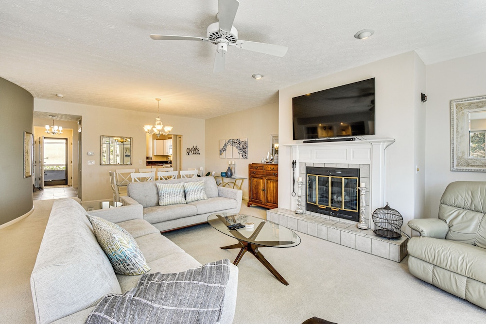 Boat, Golf & Swim: Keowee Key Condo w/ Lake Views