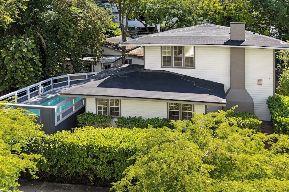 7BD Downtown Oasis Pool