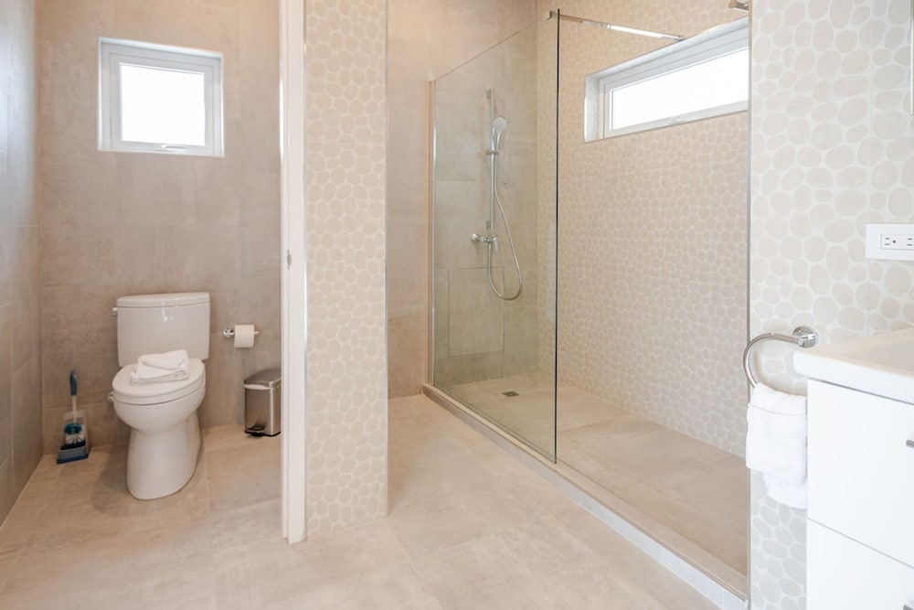 Modern Trestrapi Beach Villa 8 bed 8 Bath 2 Pools