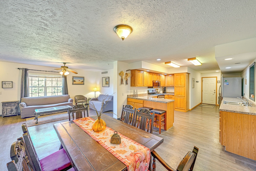 8-acre Bridgman Oasis: Pool, Hot Tub & Game Room
