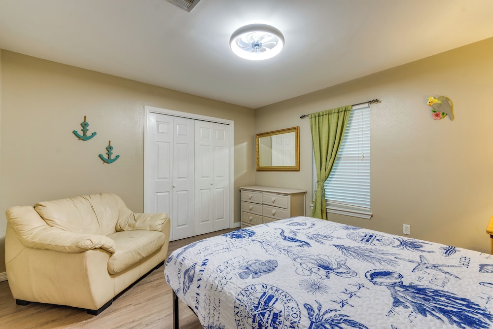 Walk to Beach: Condo in Pensacola w/ Pool Access