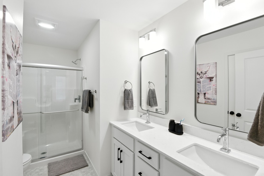 Modern Townhome Retreat In Prime Location 3 Bedroom Townhouse