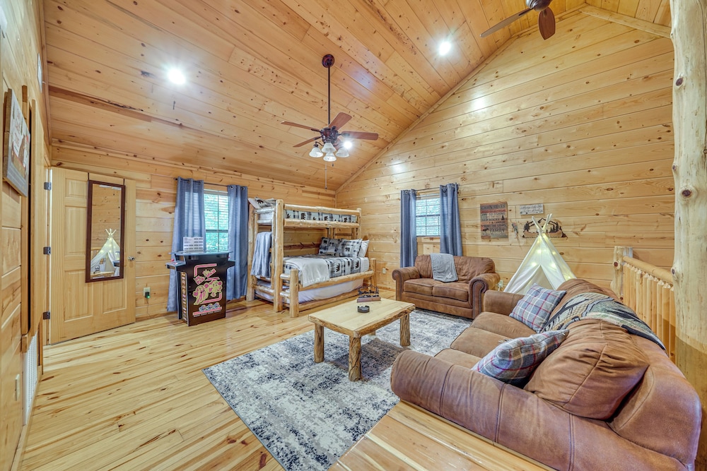 Hot Tub + Game Room: Family Retreat in Broken Bow