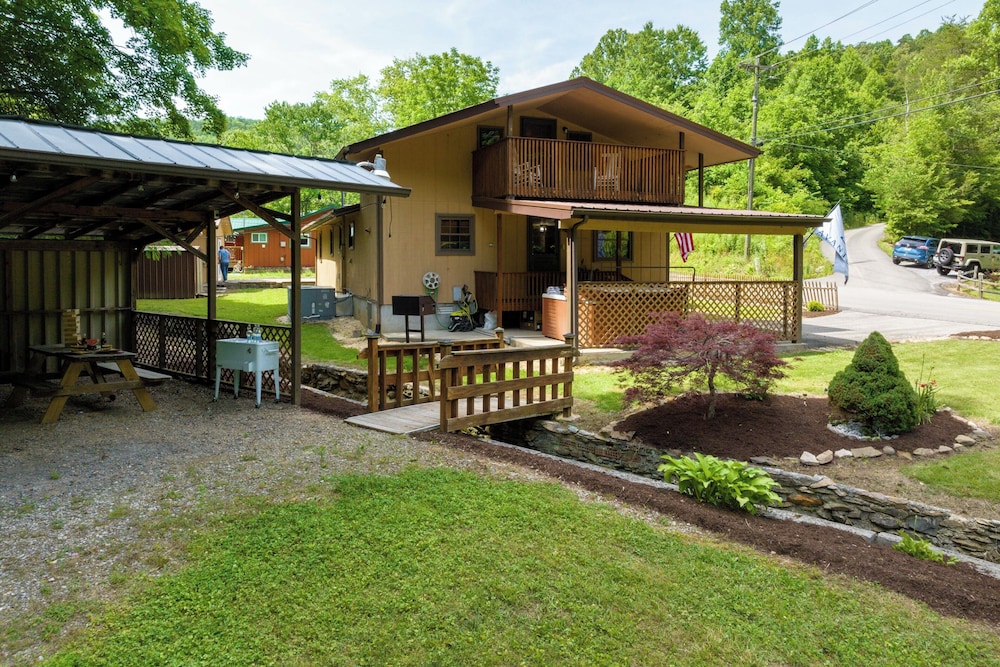 2 Mi to Dtwn: Spacious Gatlinburg Home w/ Hot Tub!