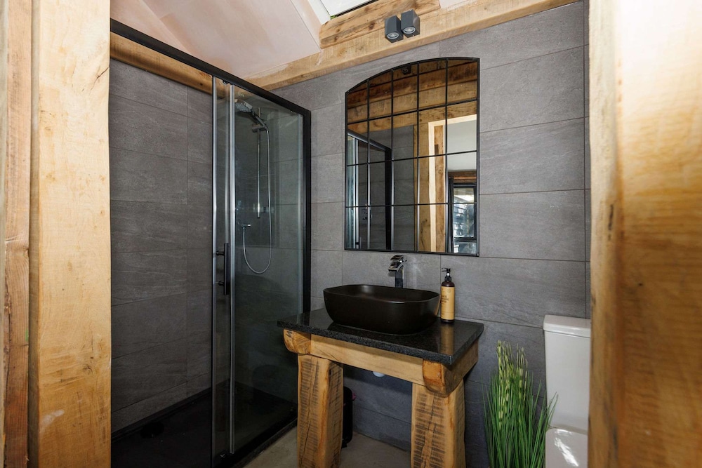 Romantic Countryside Lodge With Hot Tub
