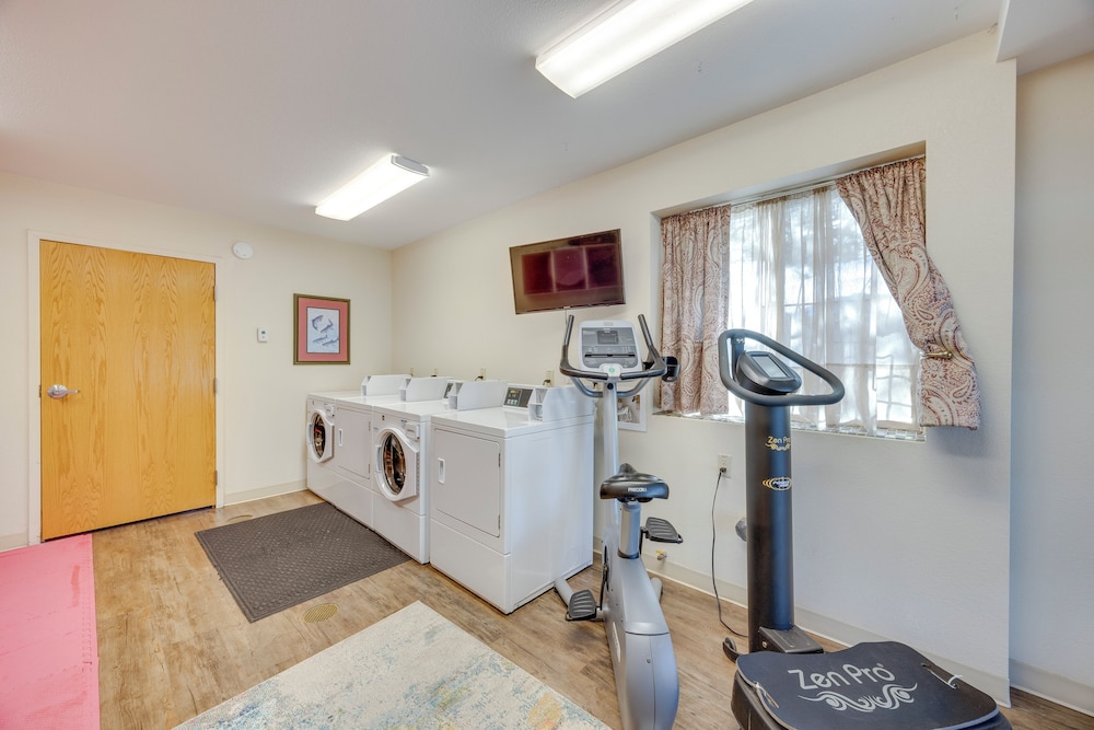 1/2 Mi to Attractions: Apartment w/ Deck