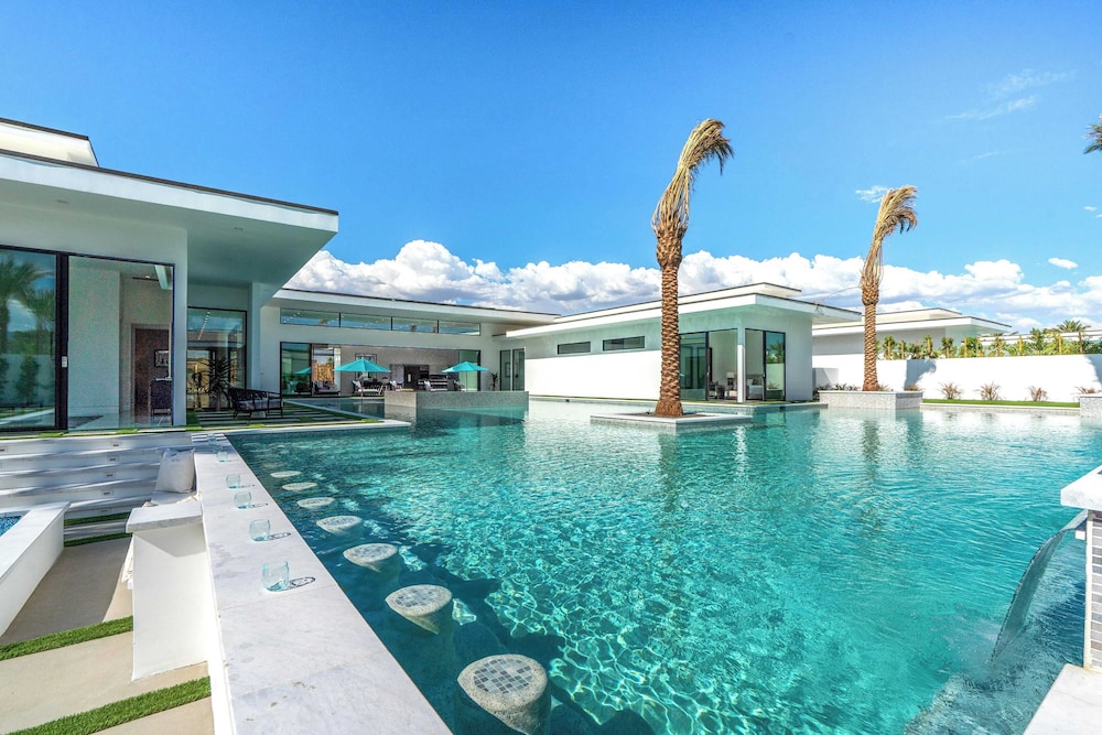 Sleeps 20 Spacious Retreat Pool & Hot Tub Retreat Bravo Villa #4 by Avantstay