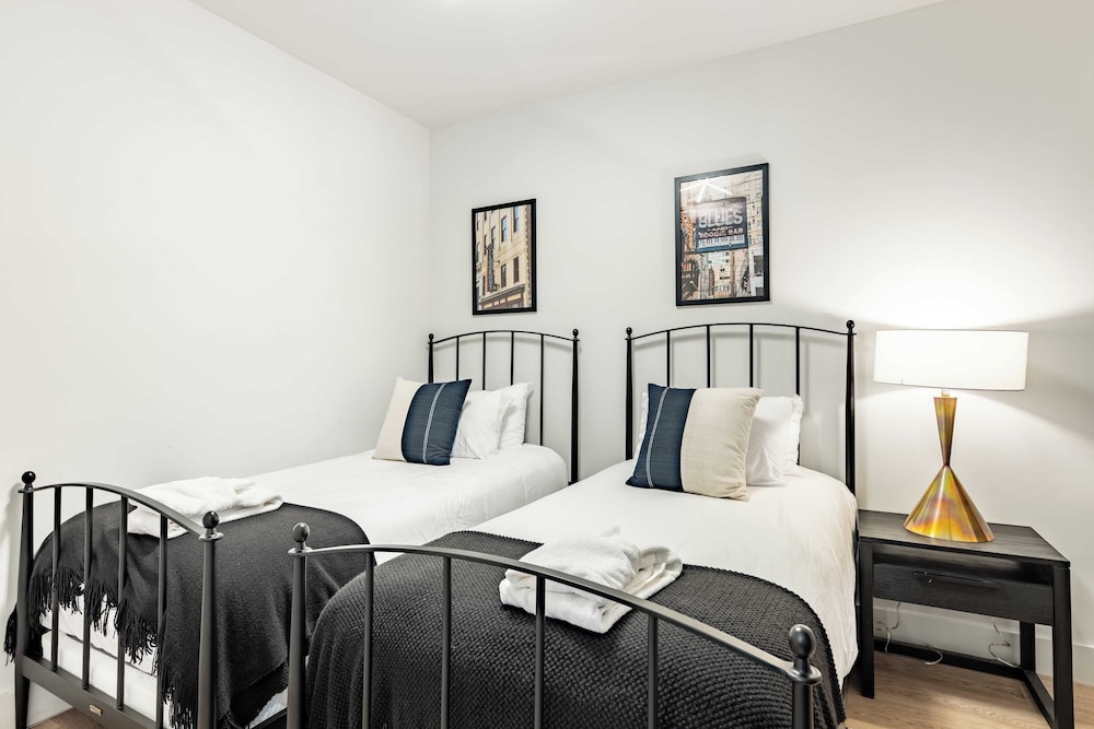 Sleeps 18 3 Modern Midtown Apartments w/ Gym + Pool Walkable to Shops & Eats