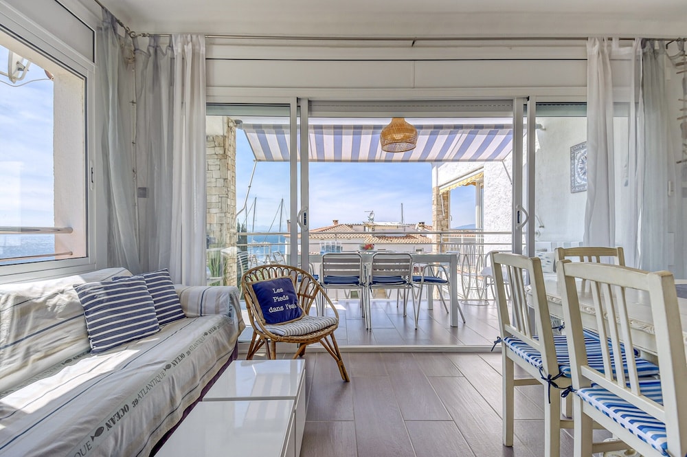 Apartment in Roses Near Platja Dels Palangrers