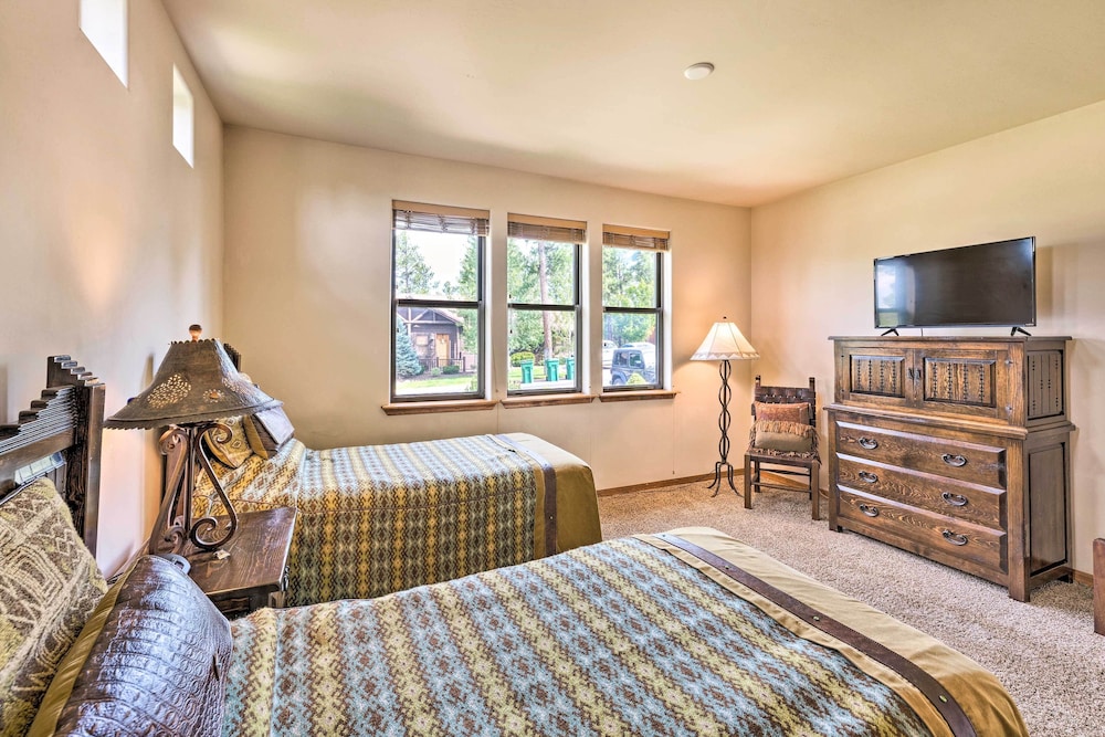Unwind Fireside: Dog-friendly Show Low Townhome! view 3