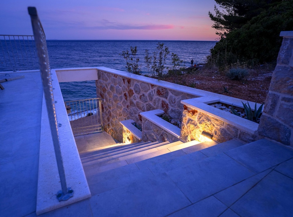 Sunlit Shores Beach Villa With Pool, Gym and Sauna