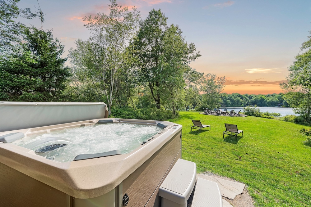 Waterside Haven by Avantstay Lakefront Hot Tub Game Room Fire Pit