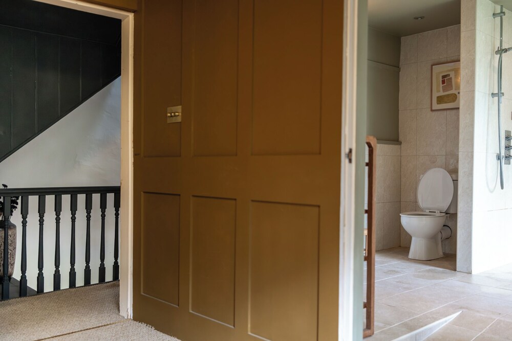 Stunning 8-Bedroom Home in Painswick