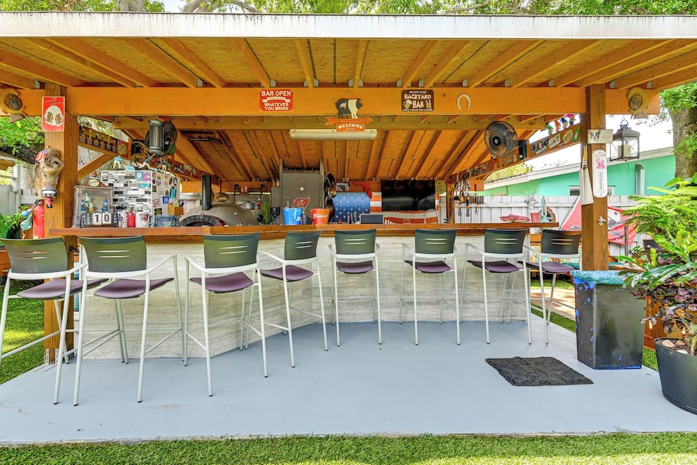 Outdoor Entertainment Area: Clearwater Condo!
