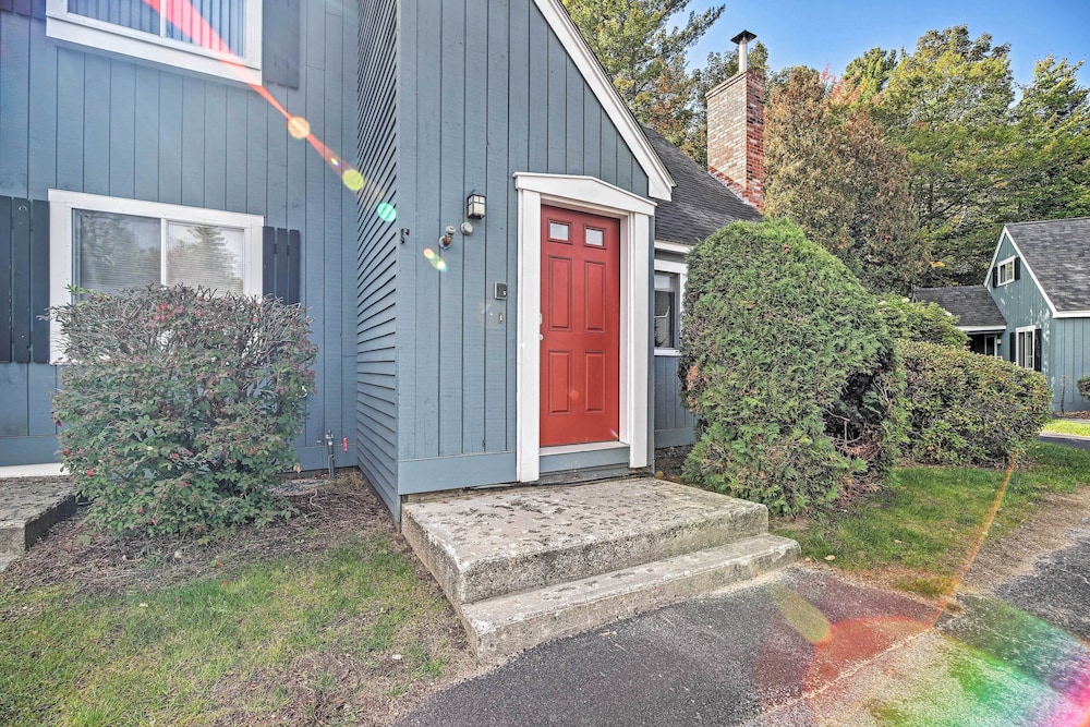 Condo w/ Deck & Grill < 5 Miles to Loon Mountain!
