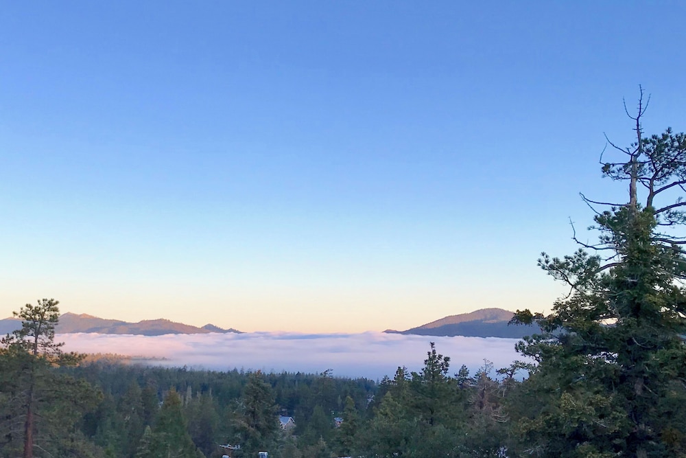 Mountain & Lake View Dog-friendly Retreat