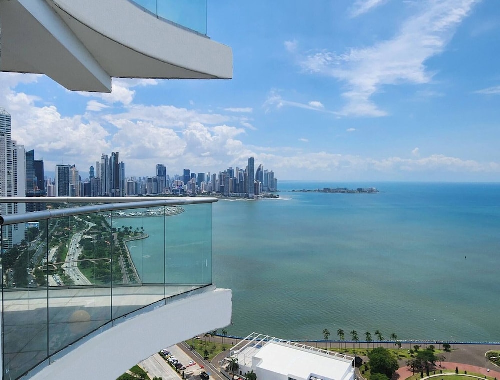 Room-sofa Bed Stay Rooftop Pool & Gym, A