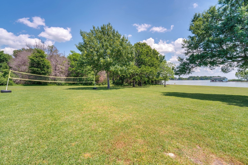 Sunrise Cove RC Llc: Lakefront Home w/ 2 Casitas!