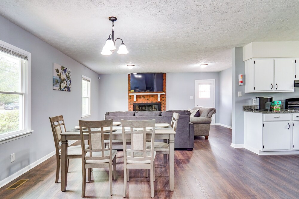 5 Mi to Dtwn: Family-friendly Fayetteville Home!