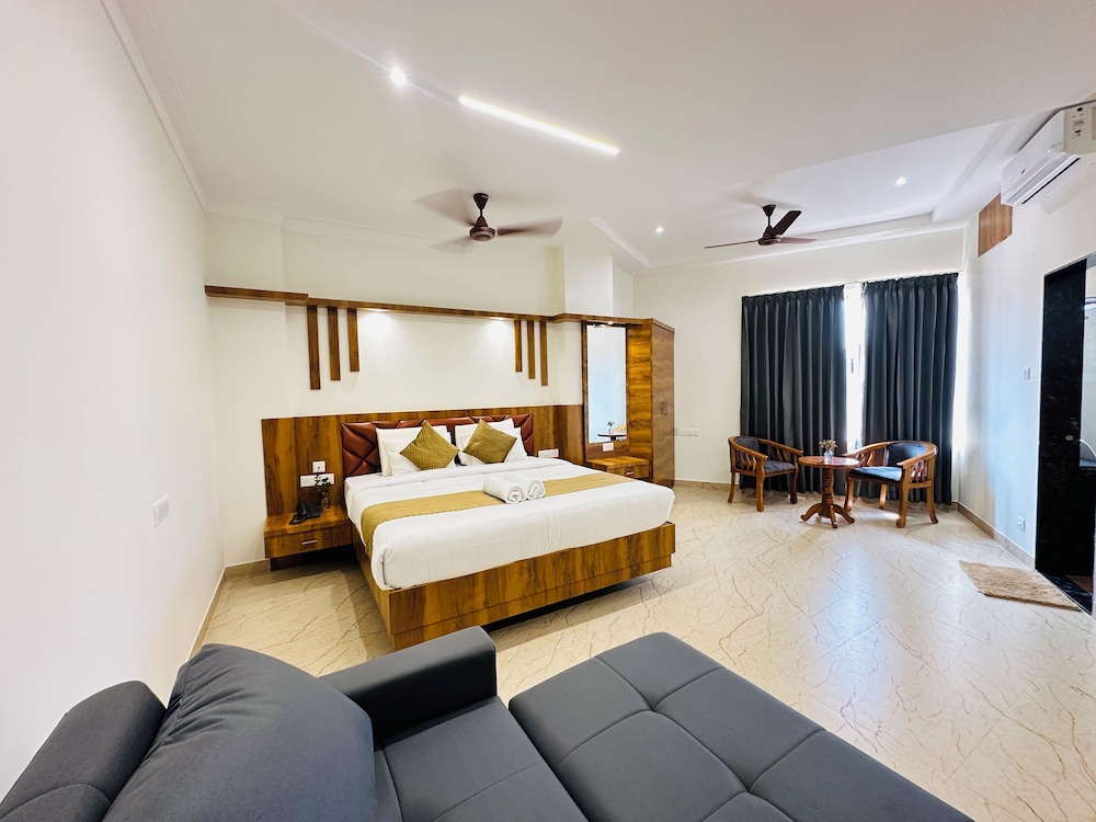 Shambhavi Hotel & Convention Centre