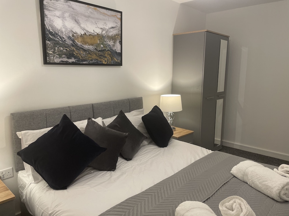 Beautiful 3-bed House in Derby With Parking view 3