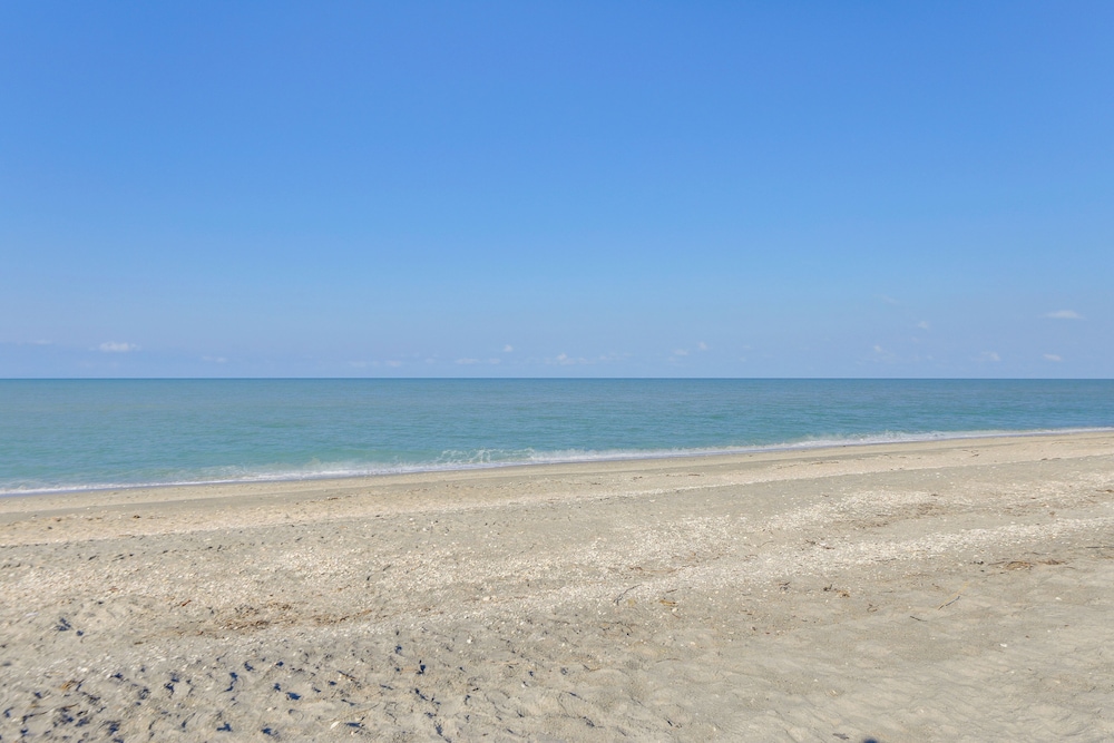 Walk to Beach: Pet-friendly Oasis on Manasota Key!