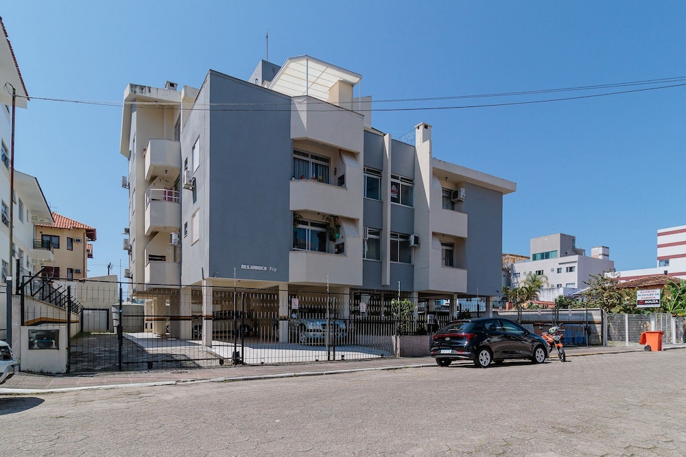 Apto bem Localizado a 500mts da Praia Rhi206