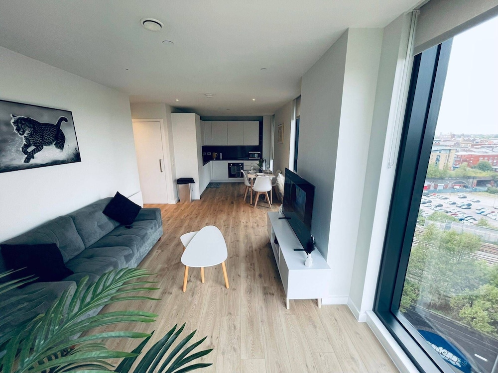 City Sky View Centre Luxe Apartment - 2 Bedrooms
