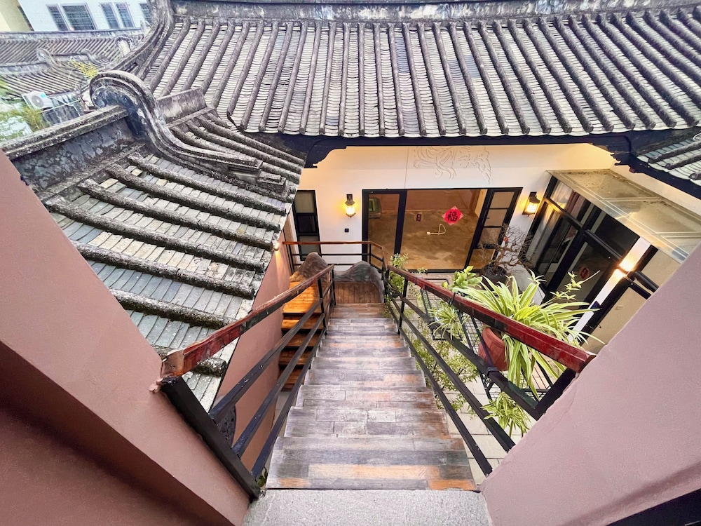 Serenity Courtyard Hotel