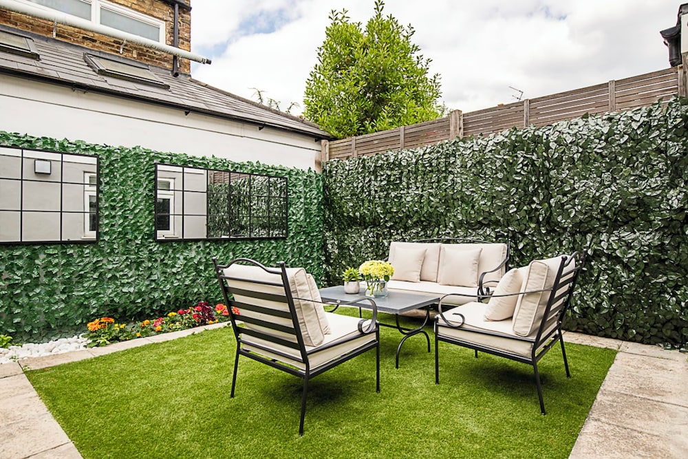 Luxurious 3 Bed Flat With Patio and Garden