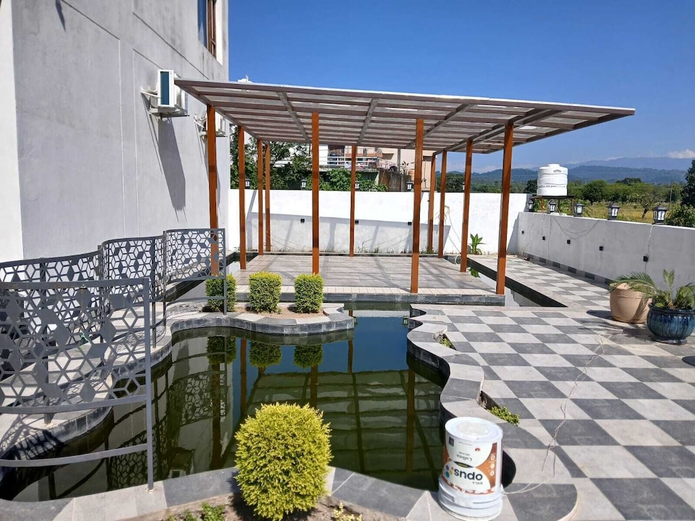 Aarav Hotel