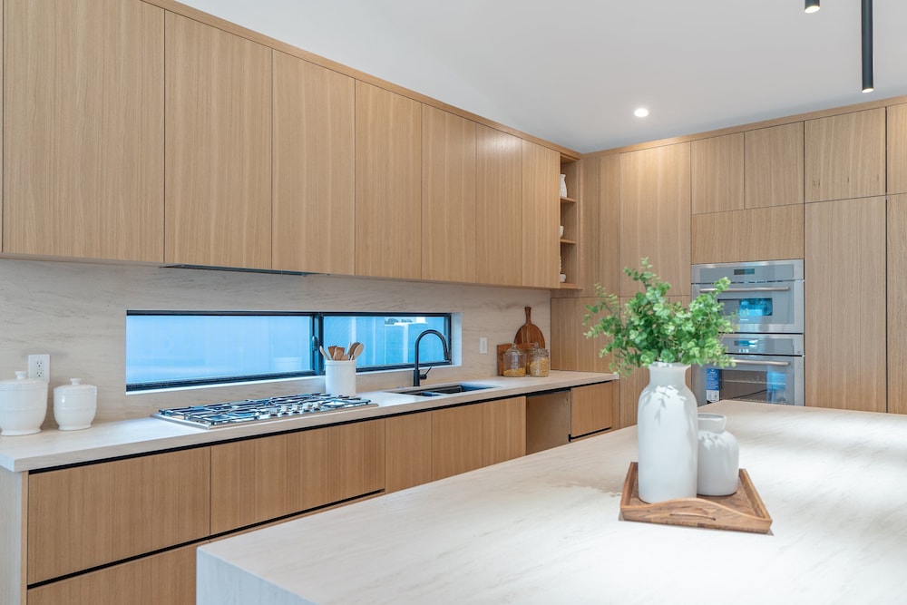Noble Modern - Urban Sanctuary in Sherman Oaks With Poolside and Patio