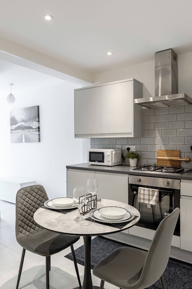 2 Bed Stylish Central Rochester Apartment Sleeps 4 Netflix Work Space