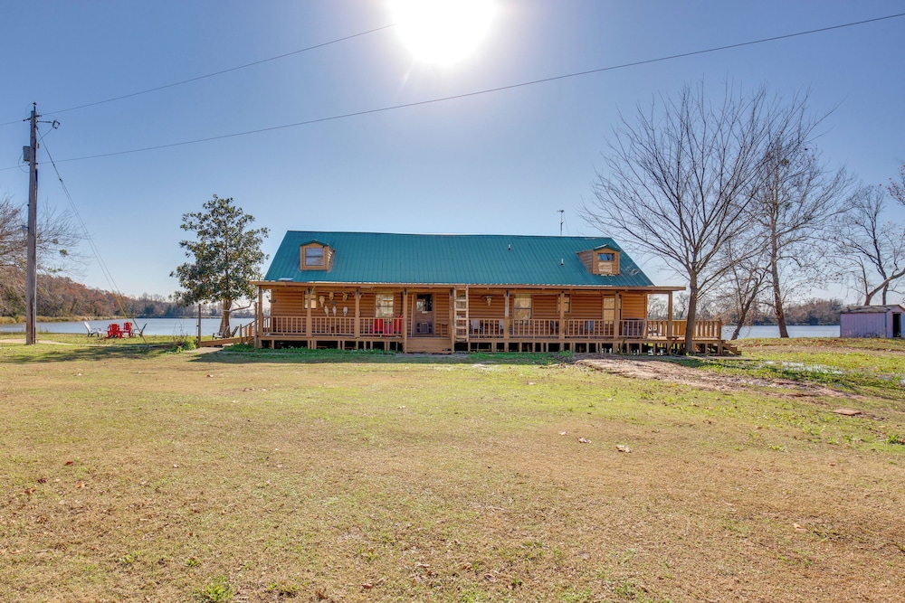 Private Lake On-site: Secluded Retreat in Grant!