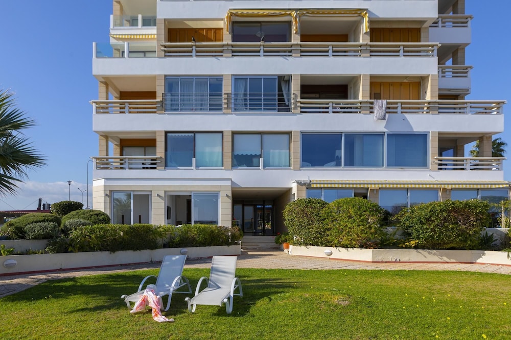 Mackenzie Castella Beachfront Suite