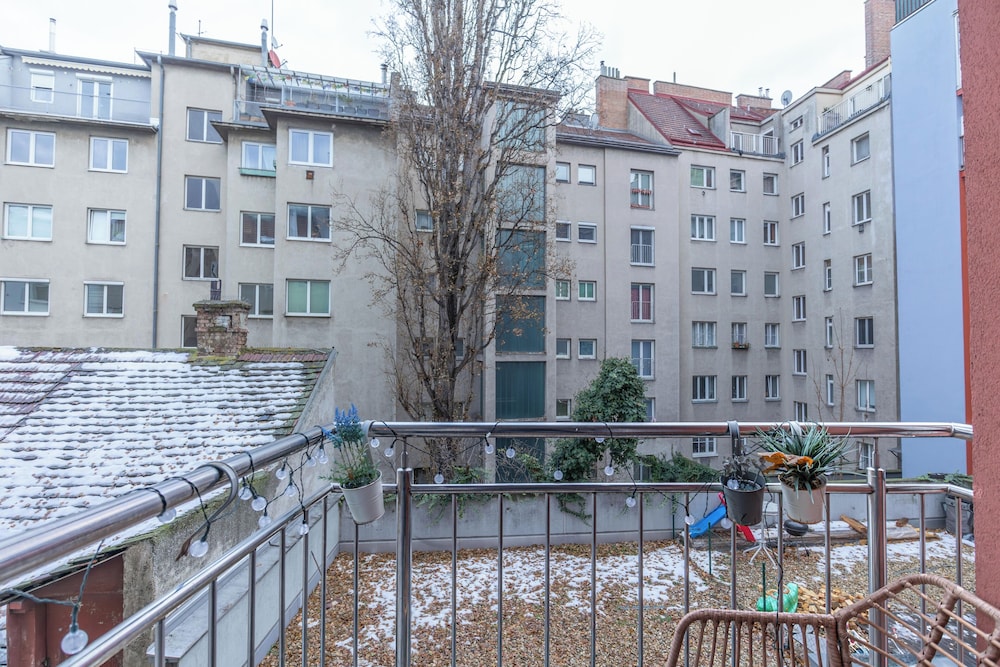 9 Min Metro City Center 1BR 1LR Balcony