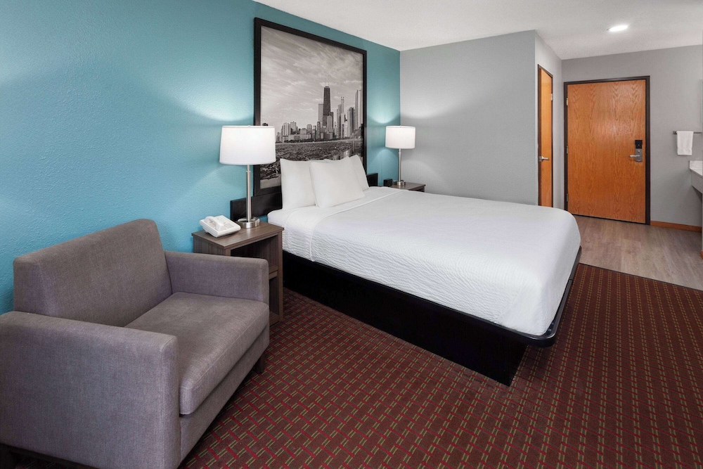 Super 8 by Wyndham McHenry/Fox Lake Area - Property Image 23