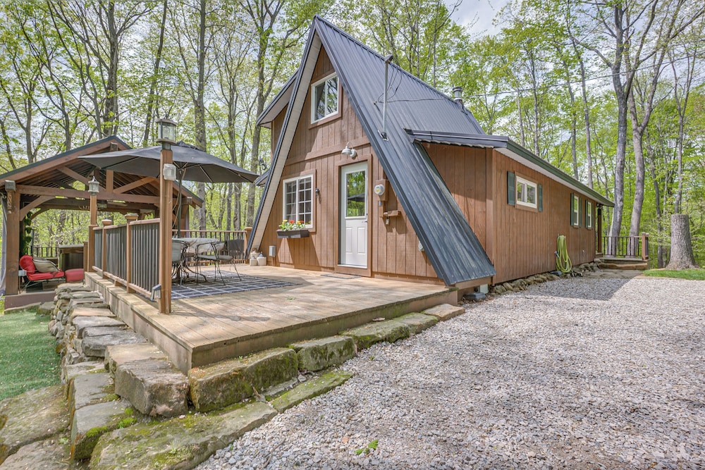 Secluded Cabin w/ Hot Tub in Hocking Hills