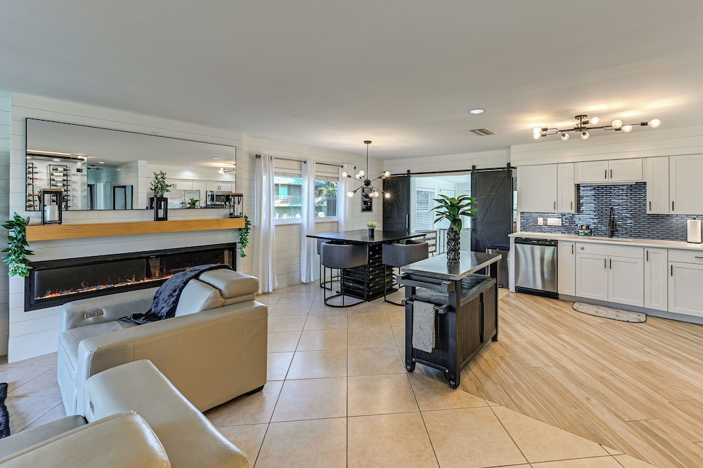 1 Mi to Bonita Beach Park: Chic Canal-front Home!