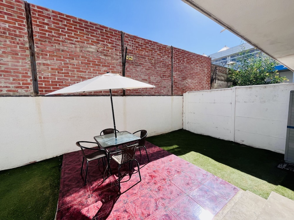 Urban Yard Bus Terminal Home Office Pool Wifi