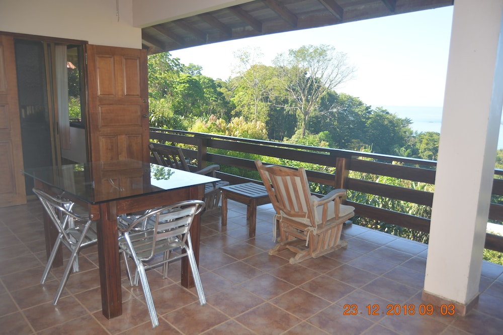 Many's House - La Joya De Ballena